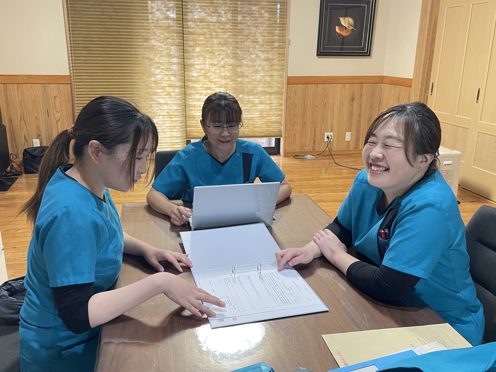 朝のカンファレンスで情報共有するスタッフ